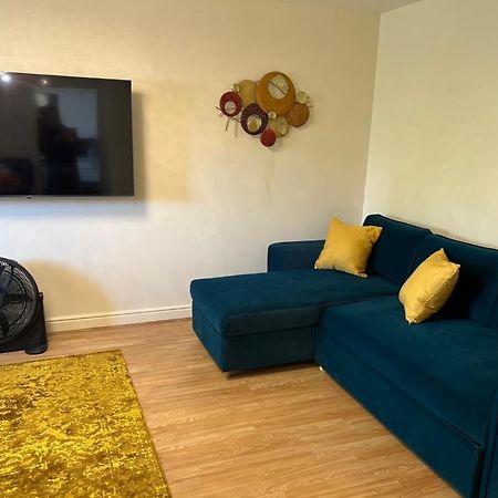 Modern Beautiful Gated Two Bed Apartment Stifford ภายนอก รูปภาพ
