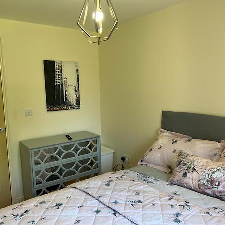 Modern Beautiful Gated Two Bed Apartment Stifford ภายนอก รูปภาพ