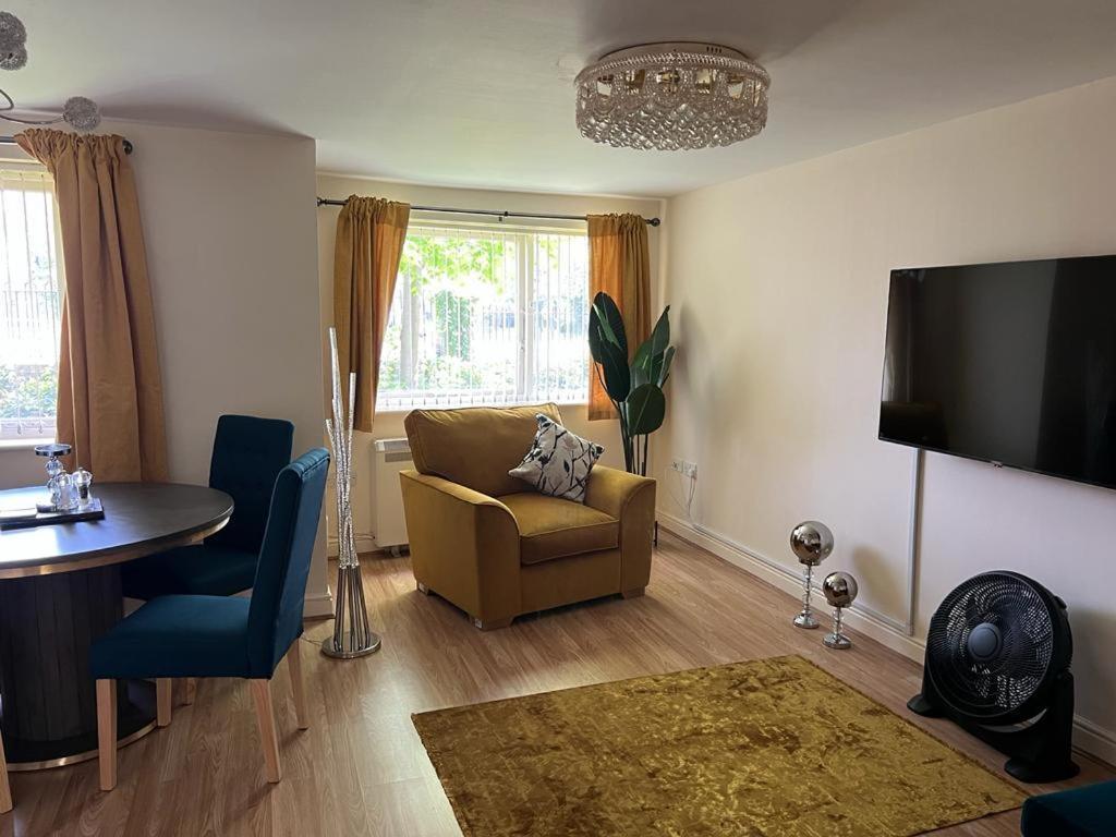 Modern Beautiful Gated Two Bed Apartment Stifford ภายนอก รูปภาพ