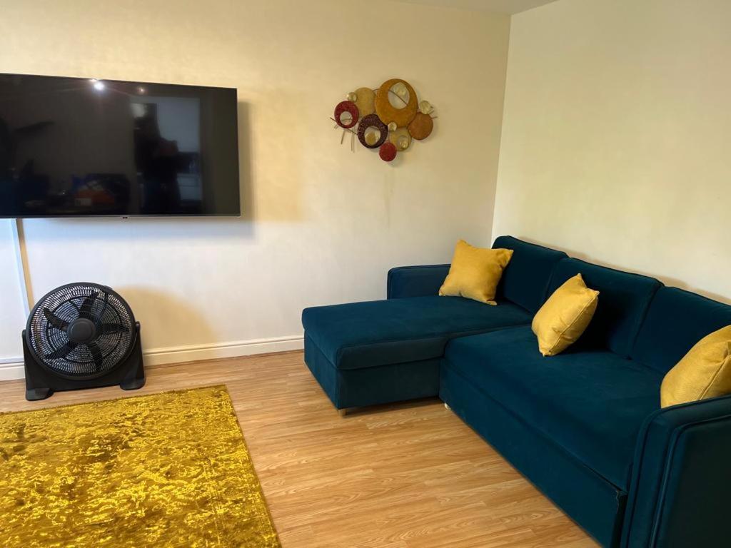 Modern Beautiful Gated Two Bed Apartment Stifford ภายนอก รูปภาพ