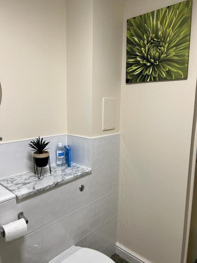 Modern Beautiful Gated Two Bed Apartment Stifford ภายนอก รูปภาพ