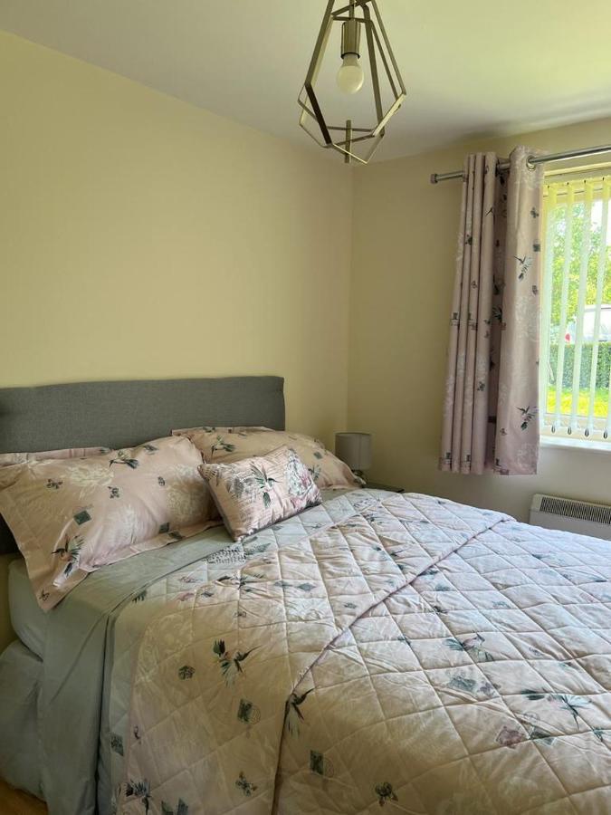 Modern Beautiful Gated Two Bed Apartment Stifford ภายนอก รูปภาพ