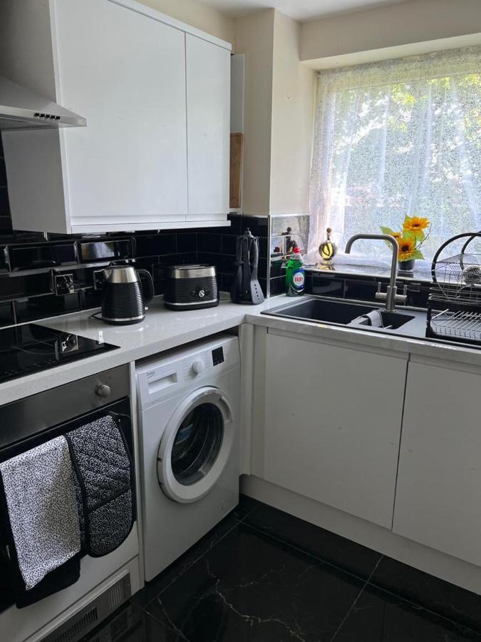 Modern Beautiful Gated Two Bed Apartment Stifford ภายนอก รูปภาพ