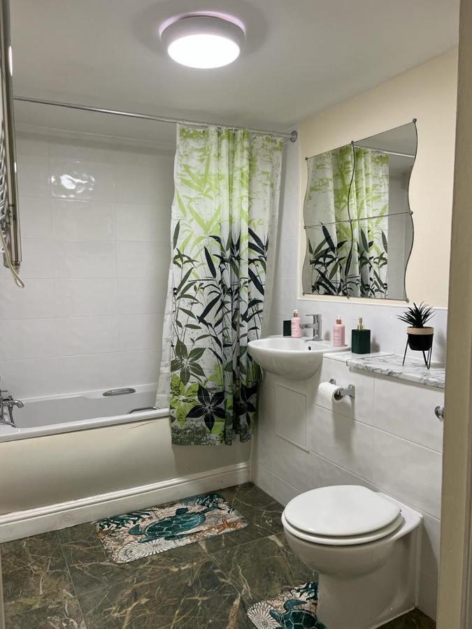 Modern Beautiful Gated Two Bed Apartment Stifford ภายนอก รูปภาพ