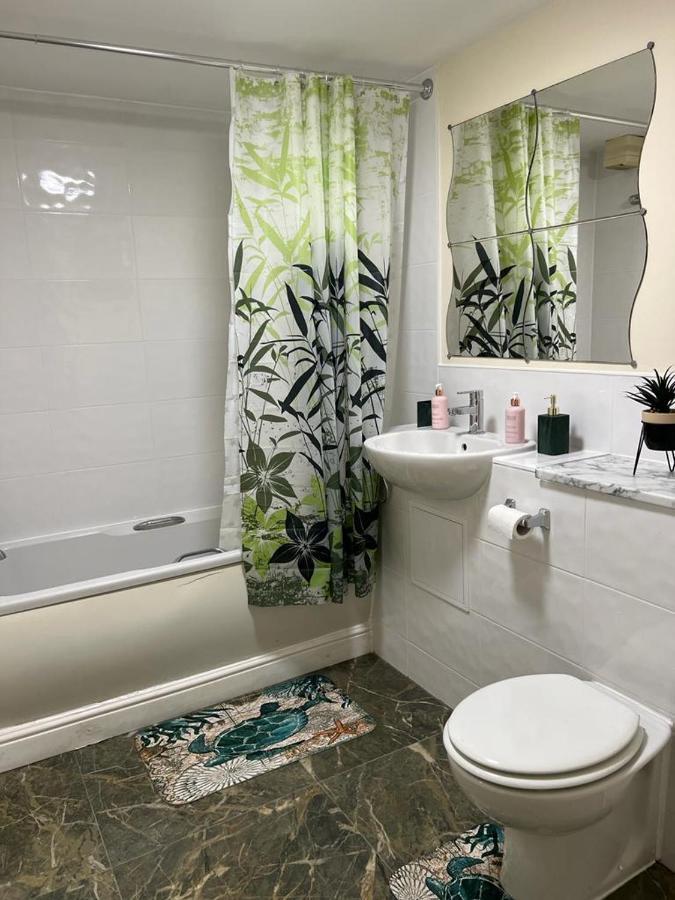 Modern Beautiful Gated Two Bed Apartment Stifford ภายนอก รูปภาพ