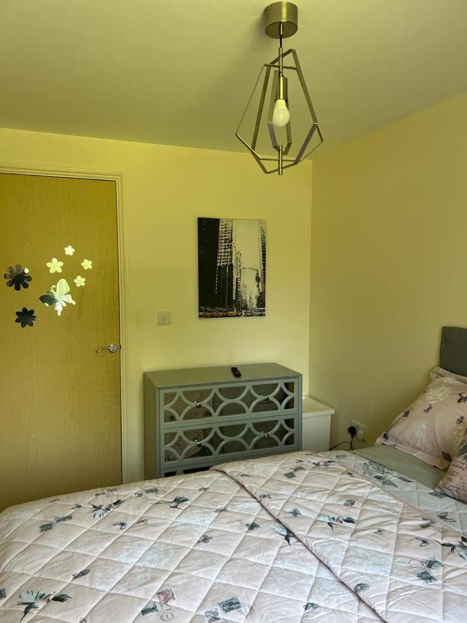 Modern Beautiful Gated Two Bed Apartment Stifford ภายนอก รูปภาพ