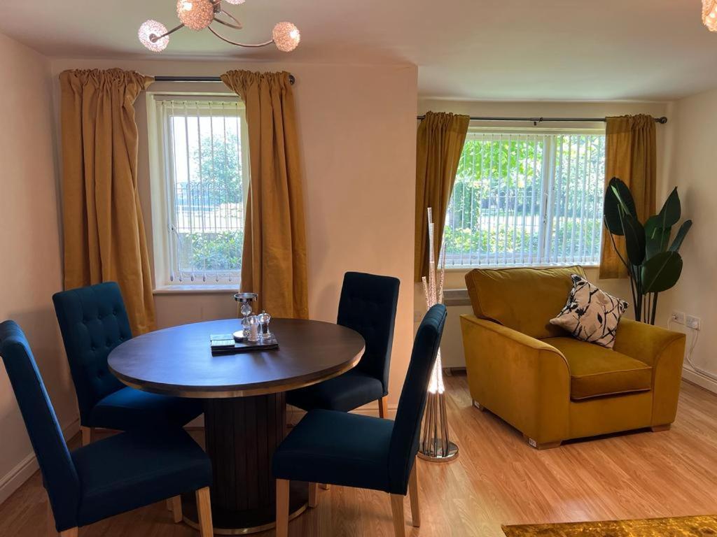Modern Beautiful Gated Two Bed Apartment Stifford ภายนอก รูปภาพ