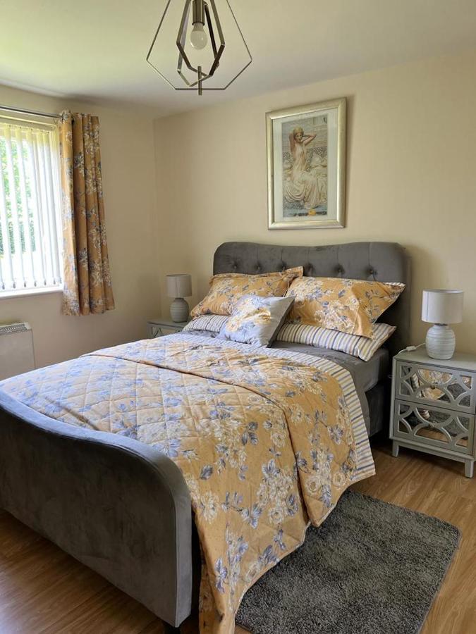 Modern Beautiful Gated Two Bed Apartment Stifford ภายนอก รูปภาพ