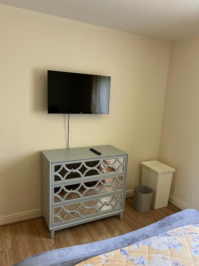 Modern Beautiful Gated Two Bed Apartment Stifford ภายนอก รูปภาพ