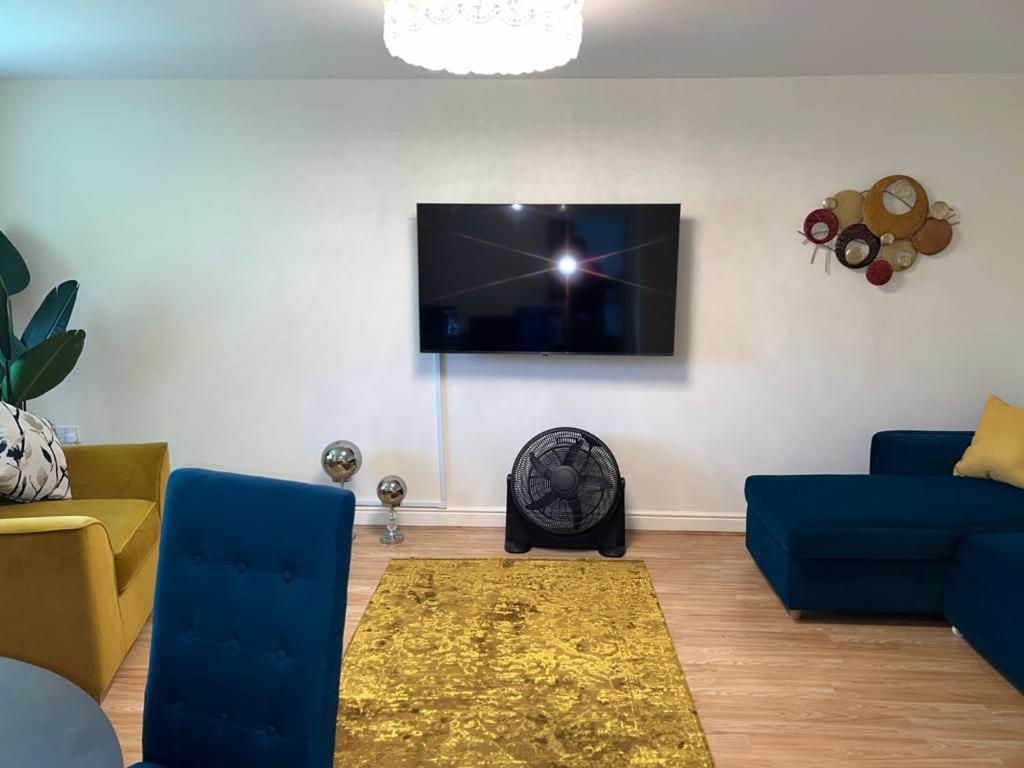 Modern Beautiful Gated Two Bed Apartment Stifford ภายนอก รูปภาพ